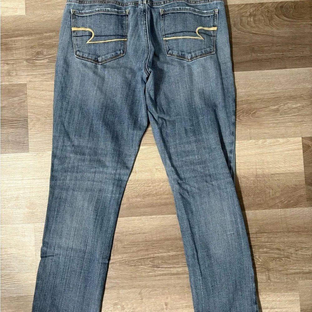 American Eagle Women’s Light Wash straight/ slim leg blue jeans. Size 8 short.